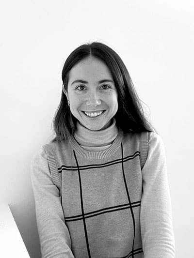 Mujer sonriendo, vista frontal, fondo blanco.