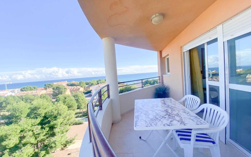 Terraza con vistas al mar y muebles de exterior.